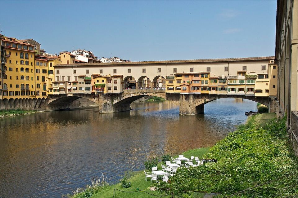Il Ponte Vecchio sull'Arno, con le botteghe a sbalzo sull'acqua e il passaggio coperto che corre sopra di esse
