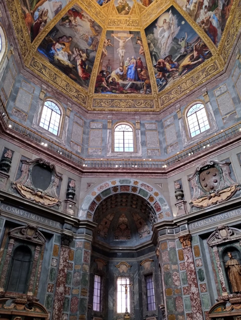 L'interno della Cappella dei Principi: pareti rivestite di marmi colorati, i nomi dei granduchi incisi in alto e la cupola dipinta