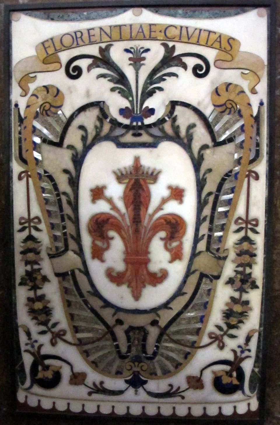 Il giglio di Firenze in commesso di pietre dure, con la scritta Florentiae Civitas, sulle pareti della Cappella dei Principi