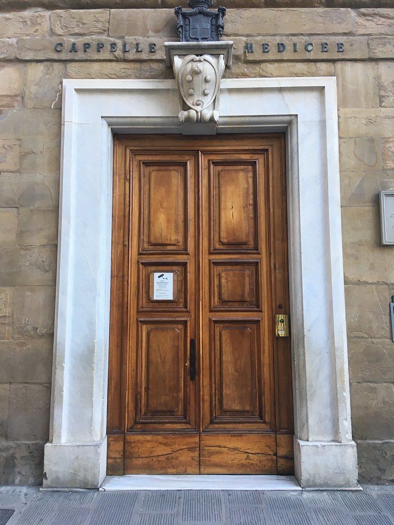 Il portone di legno delle Cappelle Medicee, con la scritta e lo stemma dei Medici sopra la cornice di marmo