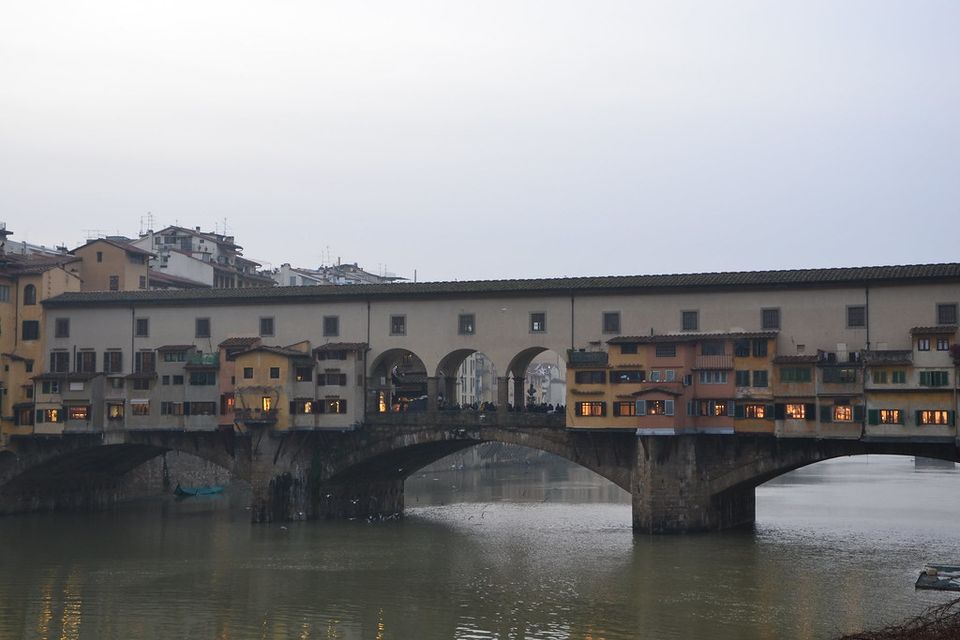 Il Ponte Vecchio all'imbrunire con le finestre delle botteghe accese