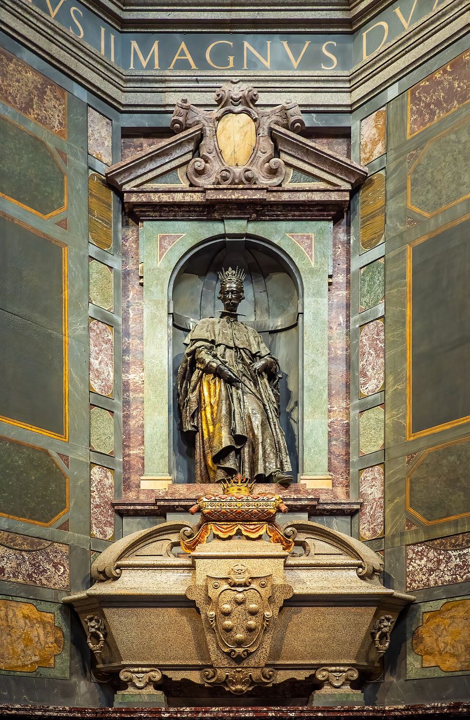 La statua in bronzo di Cosimo II, con la corona, nella nicchia sopra il sarcofago con lo stemma mediceo, fra le pareti di marmo della Cappella dei Principi